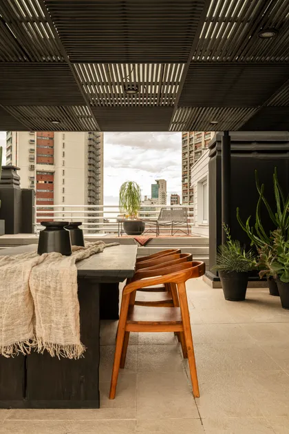 Terraza moderna urbana con techo de lamas y vista al exterior — proyecto Proyecto Cabello, por Alejandra Nusenovich, en Buenos Aires