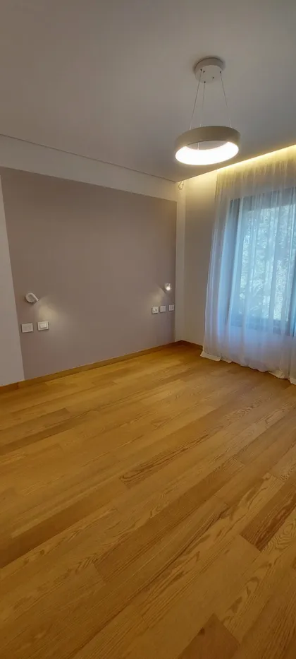 Dormitorio moderno con pisos de madera y luz colgante — proyecto Casa eterna, por Plasma co, en Canning