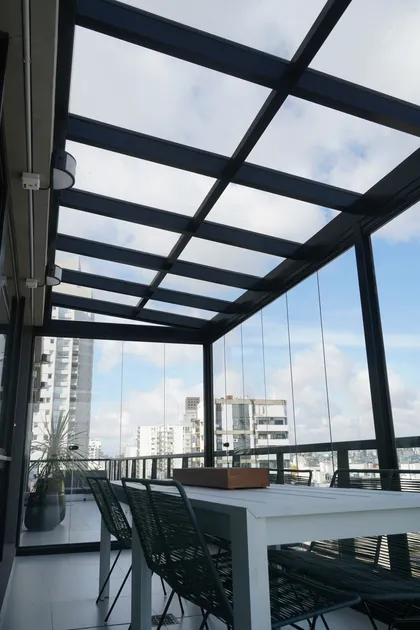 Terraza moderna con vista urbana y techo de vidrio — proyecto TOLDER - TECHOS DE VIDRIO, por Argentina en Obra 2024, en Rincón de Milberg