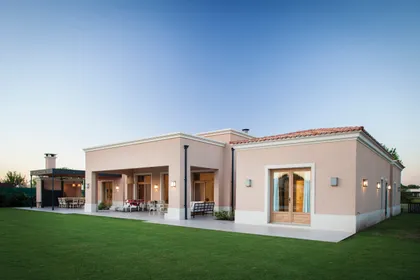 Fachada de casa mediterránea moderna con patio y pérgola — proyecto Casa en Pilará, por Mazzinghi Sanchez