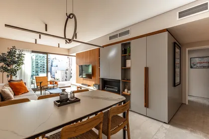 Living comedor moderno con muebles integrados y luz natural — proyecto Depto Valle, por Ayelen Mayer Arquitectura, en Buenos Aires