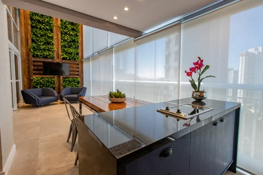 Terraza moderna con ventanales, escritorio negro y jardin vertical — proyecto Duo Morumbi, por Pricila Dalzochio
