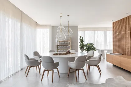 Living y comedor moderno con mesa redonda y sillas grises — proyecto Apto | EBS, por Claudia Vialle Arquitetura, en Caçador