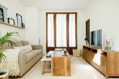 Living comedor escandinavo luminoso con muebles de madera — proyecto Proyecto Centenario, por Alejandra Nusenovich