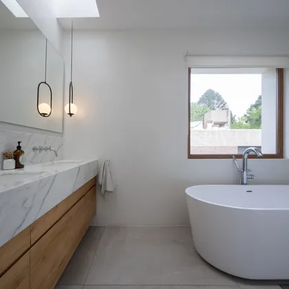 Baño moderno con bañera exenta y vanitory de mármol — proyecto CASA OrAz, por Alfredo Orfila arquitectura, en San Isidro