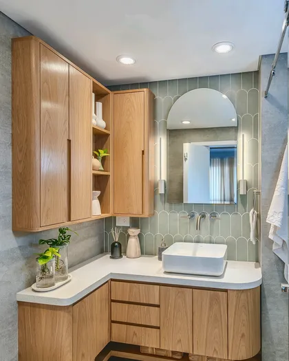 Baño moderno con mueble de roble, bacha blanca y azulejos verdes curvos — proyecto Quesada, por Blue Rabbit Design, en Núñez