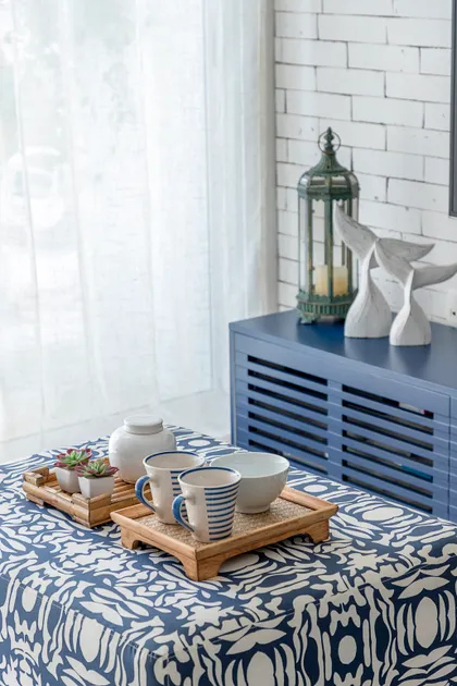 Comedor con mesa decorada en estilo escandinavo, azul y blanco — proyecto Apartamento Garden, por Carina Dal Fabbro Arquitetura