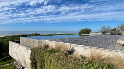 Piscina infinita moderna de hormigón con vista al mar — proyecto CASA sobre el MAR, por Guerrero Arquitectos, en Pinamar
