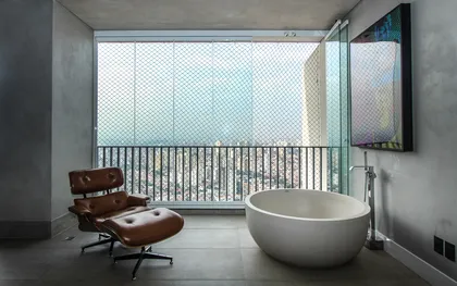 Baño moderno con bañera exenta y vistas urbanas — proyecto Apartamento 360, por Bruno Moraes Arquitetura 