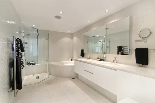 Baño moderno con doble vanitory, bañera exenta y ducha amplia — proyecto Revestimiento Interior, por DURLOCK