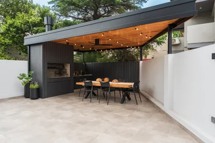 Quincho moderno con comedor exterior y deck — proyecto TERRAZA MARCOS SASTRE, por FARQ ESTUDIO, en Villa del Parque