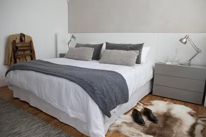 Dormitorio moderno con cama king, alfombra animal print y detalles en gris — proyecto Ravignani, por Estudio Basa, en Palermo