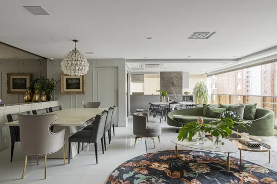 Living comedor moderno con ventanales amplios y mobiliario contemporaneo — proyecto Projeto 1, por Studiok