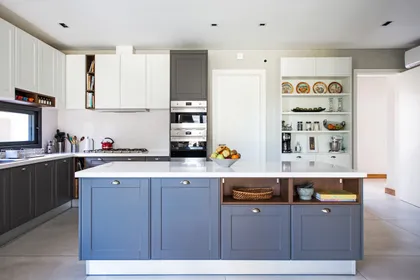 Cocina moderna con isla grande gris y blanca, gabinetes de madera — proyecto EL ENCUENTRO , por Greschek Obras , en Benavidez