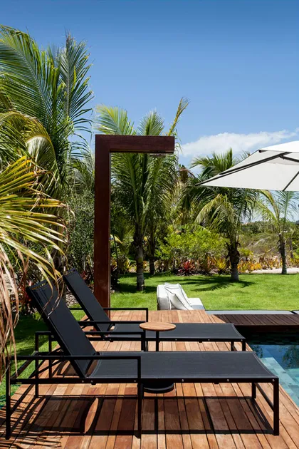 Patio moderno con pileta, deck de madera y sombrilla blanca — proyecto Residência MQ, por Milcent Arquitetura