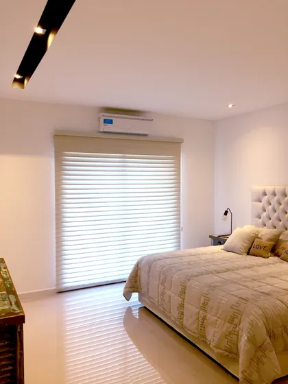 Dormitorio moderno con persianas blancas y cama amplia — proyecto Casa MAX, por EZ architects, en Pilar