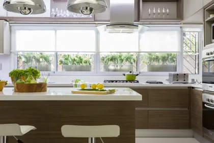Cocina moderna escandinava con isla y grandes ventanales — proyecto Piso en Belgrano II, por Gutman+Lehrer Arquitectas, en Belgrano