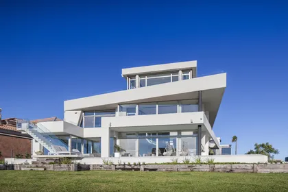 fachada moderna geométrica en zona costera — proyecto Casa Caledoiscopio, por Apaarquitectura, en Nordelta