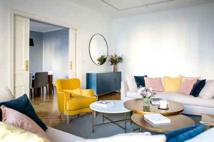Living escandinavo luminoso con sillón amarillo vibrante — proyecto BA 7 2018, por Mesopotamia Ba, en CABA