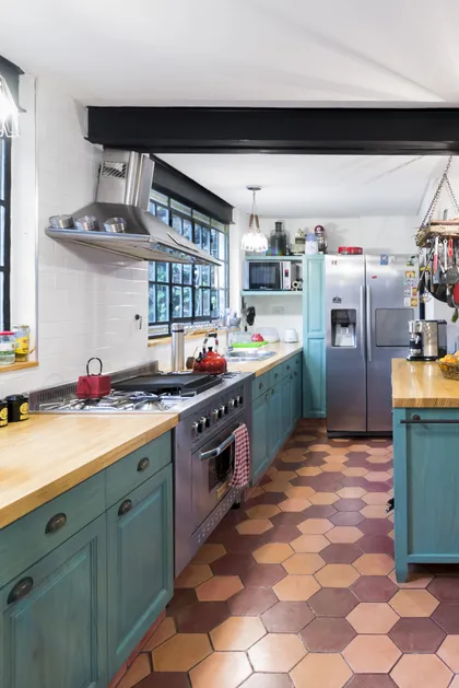 Cocina rústica con azulejos hexagonales y muebles celestes — proyecto Gorriti, por ST Arquitectas, en CABA
