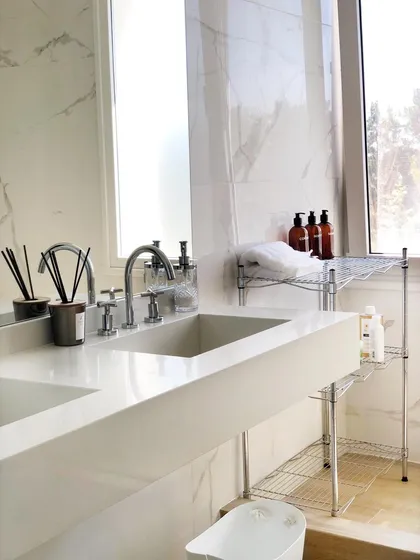 Baño moderno con bacha integrada y pared de mármol — proyecto CASTAÑOS, NORDELTA , por Greschek Obras , en Nordelta