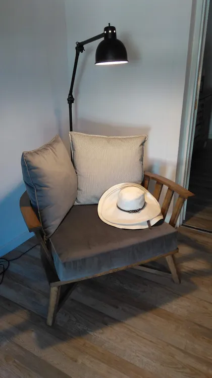 Armazón de estilo industrial con sombrero de vaquero — proyecto Proyecto VC, por Vicky Hurrell, en Mar del Plata