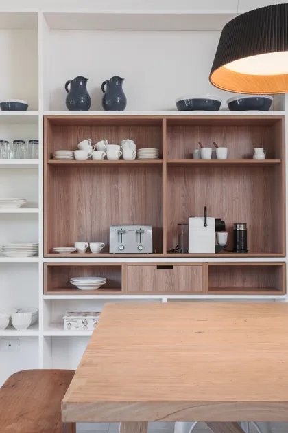 Cocina contemporanea con estantes de madera y mesada blanca — proyecto Casa Nordelta, por Gutman+Lehrer Arquitectas, en Nordelta