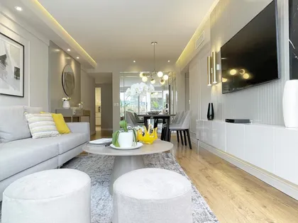 Living comedor moderno con mesa redonda y sofá gris — proyecto Obra Bonpland, por Estudio Nicolás Pierry, en CABA