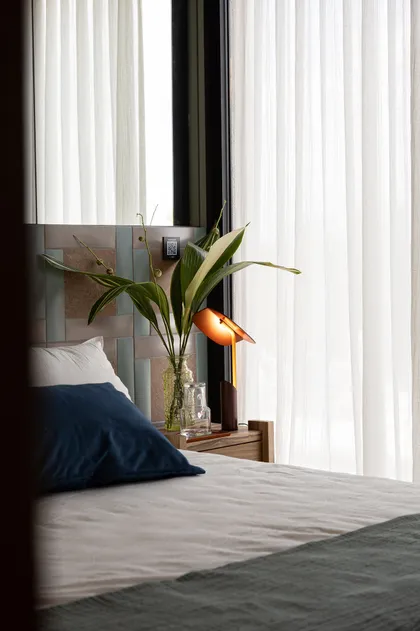 Dormitorio moderno con cama grande y luz natural — proyecto Sara Plazibat, por Gaby Alfonso, en B1648 Tigre