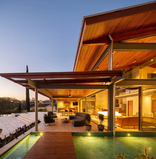 Casa moderna con piscina, patio de madera y sala de estar exterior — proyecto Casa JLB, por Manuel Sá