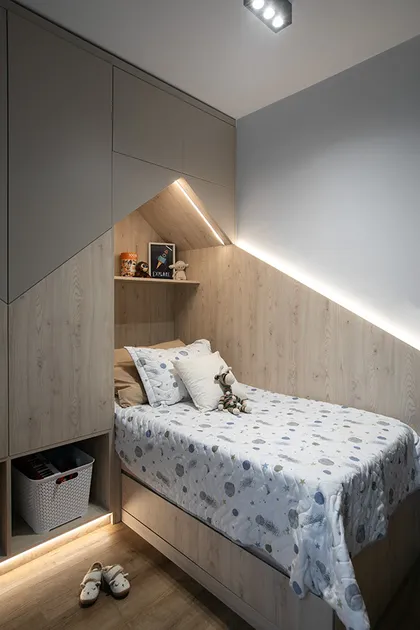 Dormitorio bajo escalera con nicho iluminado y cabecera de madera — proyecto Casa Oroño, por Estudio Plats, en Buenos Aires