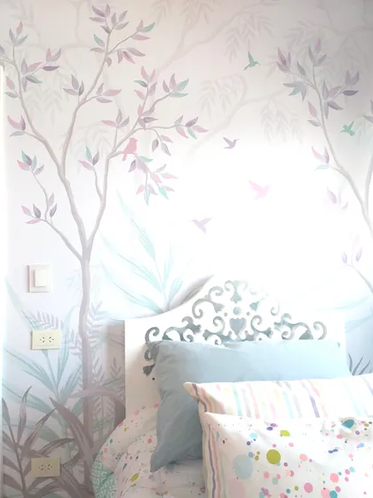 Habitación con mural de jungla y cama con almohadas pastel — proyecto Habitacion de nena con arboles, por Picma Empapelados, Murales, Esmerilados, Prints ,Papeles, en Canning