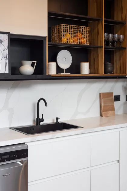Cocina moderna minimalista con grifería negra y</h2> — proyecto JURAMENTO, por Nima Estudio, en Buenos Aires