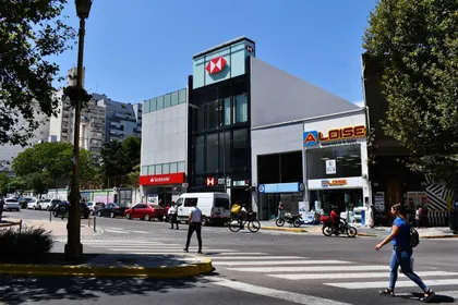 Fachada moderna de edificio comercial con locales a la calle — proyecto HSBC, por Santiago Cordeyro Arquitectos, en La Plata