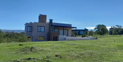 Casa moderna con grandes ventanales y deck en entorno rural — proyecto Complejo de Cabañas en Potrero de Garay, Córdoba, por ESTUDIO ARQ.GABRIEL ARIAS, en Córdoba