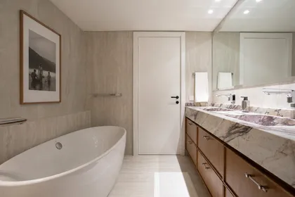 Baño moderno con bañera exenta y encimera de mármol — proyecto Vidal, por Estudio Losa, en Belgrano