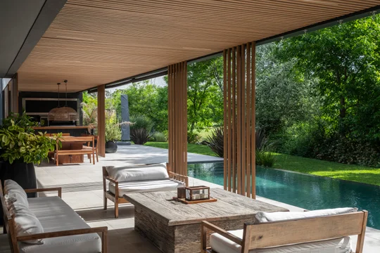 Terraza moderna con techo de listones de madera y pileta — proyecto Obra Kahala, por lifecycle, en City Bell