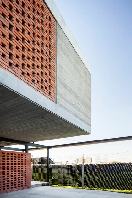 fachada moderna de ladrillo visto y hormigón — proyecto CASA BSB, por BUSCETTI & DI BERNARDO arquitectas, en Gonnet