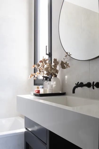 Baño moderno con ventana grande, lavabo integrado y grifería negra — proyecto CASA OrBa, por Alfredo Orfila arquitectura, en San Isidro