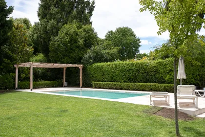 Hermoso quincho de madera con pileta y jardín exuberante — proyecto Obra La Posta, por Arq. Lourdes Yarade Saravia, en Pilar