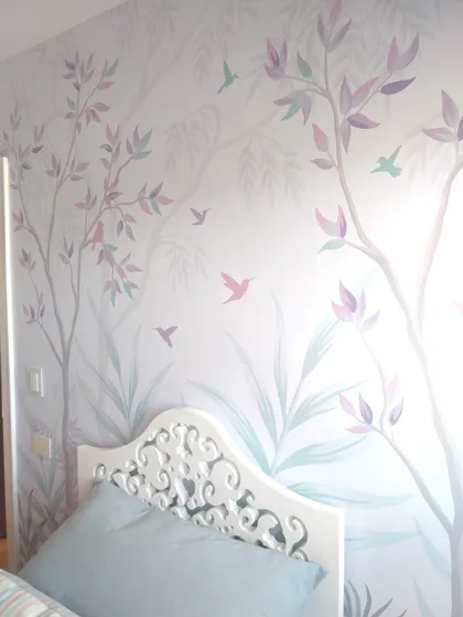 Dormitorio con mural botánico y cabecero ornamentado — proyecto Habitacion de nena con arboles, por Picma Empapelados, Murales, Esmerilados, Prints ,Papeles, en Canning