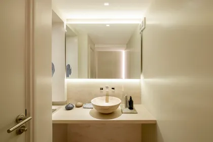 Baño moderno con lavabo de piedra y espejo retroiluminado — proyecto Boating Club, por SRMD Arquitectura, en Boating Club