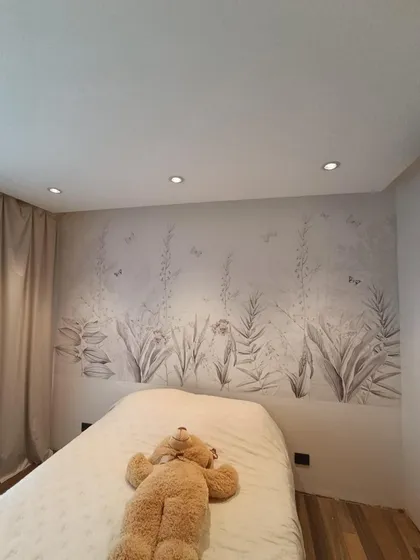 Dormitorio minimalista con papel tapiz botánico y osito de peluche — proyecto Mariposas, por Picma Empapelados, Murales, Esmerilados, Prints ,Papeles, en Canning