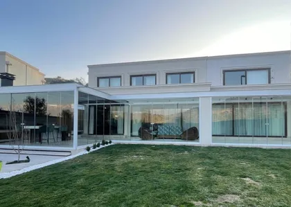 Casa moderna blanca con jardín, pileta y grandes ventanales vidriados — proyecto BARRIO CARPINCHOS, NORDELTA, por CERRAMIENTOS PANORAMICOS, en Benavidez