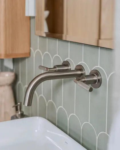 Baño moderno con grifería de pared y azulejos verdes curvos — proyecto Quesada, por Blue Rabbit Design, en Núñez