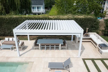 Pérgola retráctil moderna sobre patio con sofá y piscina — proyecto TOLDER - PERGOLAS, por Argentina en Obra 2024, en Rincón de Milberg