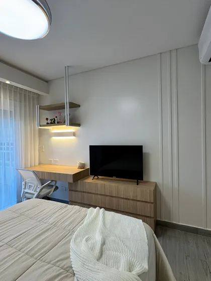 Dormitorio moderno con escritorio integrado y estanterías flotantes — proyecto Cerviño, por MDBK Arquitectura, en Palermo