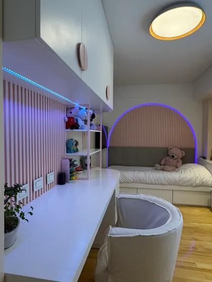 Dormitorio moderno escandinavo con escritorio y cama integrados — proyecto Mendoza, por MDBK Arquitectura, en Belgrano