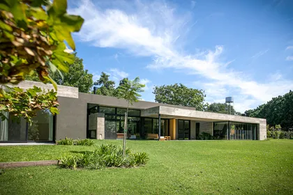 casa moderna minimalista con amplios ventanales y patio — proyecto CASA MG, por IMF INÉS MARTINEZ FERRARIO