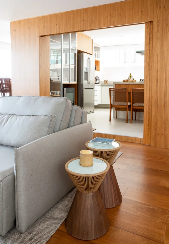 Living luminoso con piso y techo de madera, acceso a cocina integrada — proyecto Apartamento Debski, por Felipe Lopes
